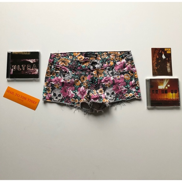 Hot Topic Pants - Hot Topic/Lovesick Floral Skull Short Shorts